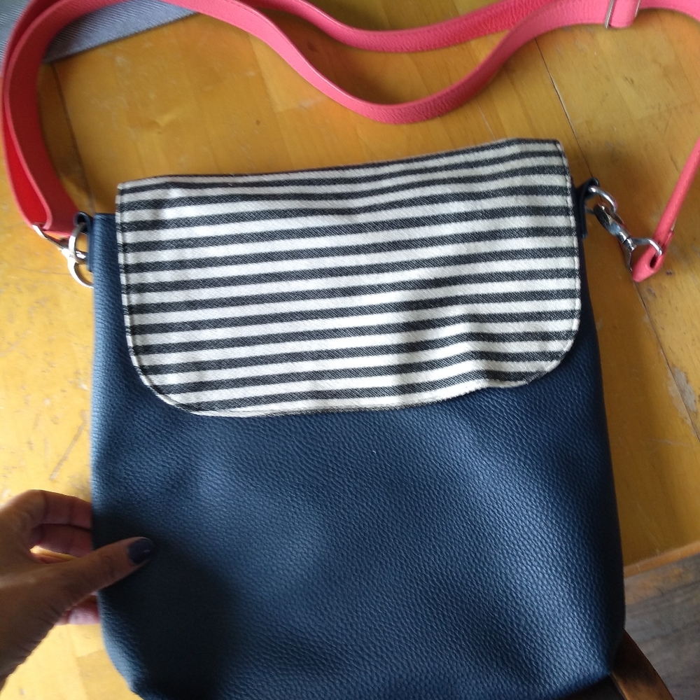 Thirty one cross body purse with removable flap